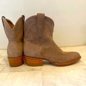 NWOT Tecovas “The Lucy” boots. Never worn. Perfect condition. Super cute!